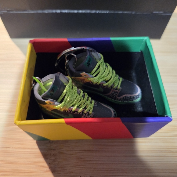 New Multicolor Sneaker Key Holder And Bag Charm - Picture 5 of 7